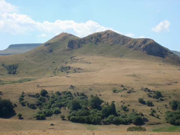 Plateaux volcaniques du massif du Cézallier et le Signal du Luguet, culminant à 1 551 mètres