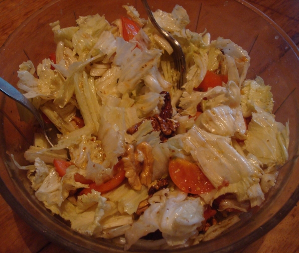 Salade chou chinois, tomates et noix