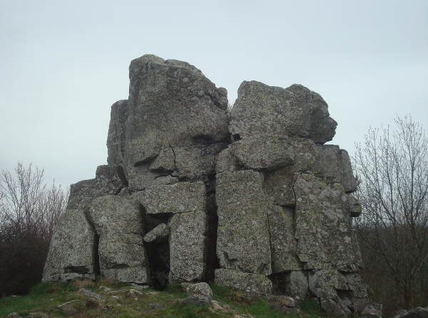 La roche romaine - Puy de Bessolles, commune de St-Victor-la-Rivière - Puy de Dôme