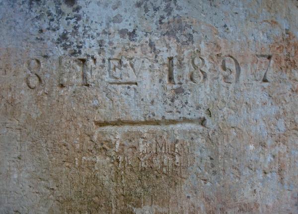 Inscription au-dessus de la porte du vieux moulin