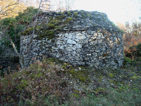 Ruines des Péates entre Escamps et Concots