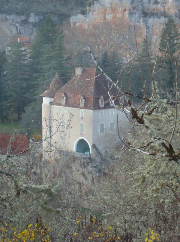 Vue sur le château de Geniez -Sauliac-sur-Célé