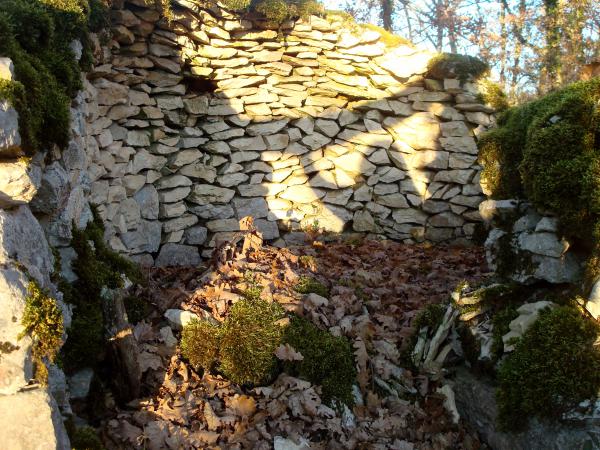 Ruines des Péates entre Escamps et Concots
