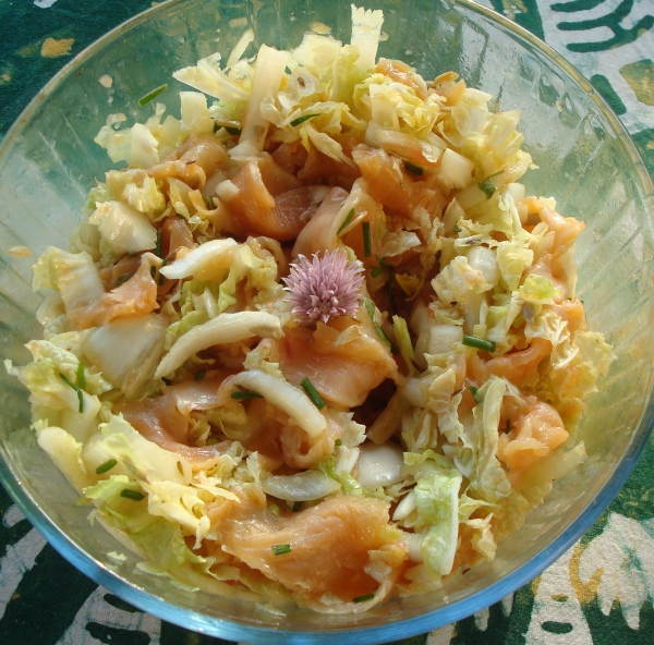 Salade de chou chinois, pamplemousse et saumon fumé