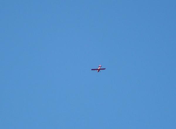Avion rouge dans un ciel bleu